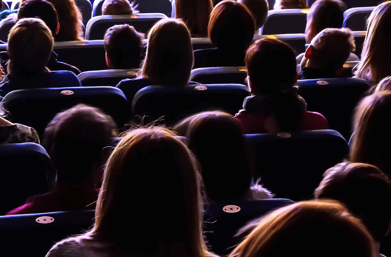 entertainment_blog_audience_theater_performance_movie-min