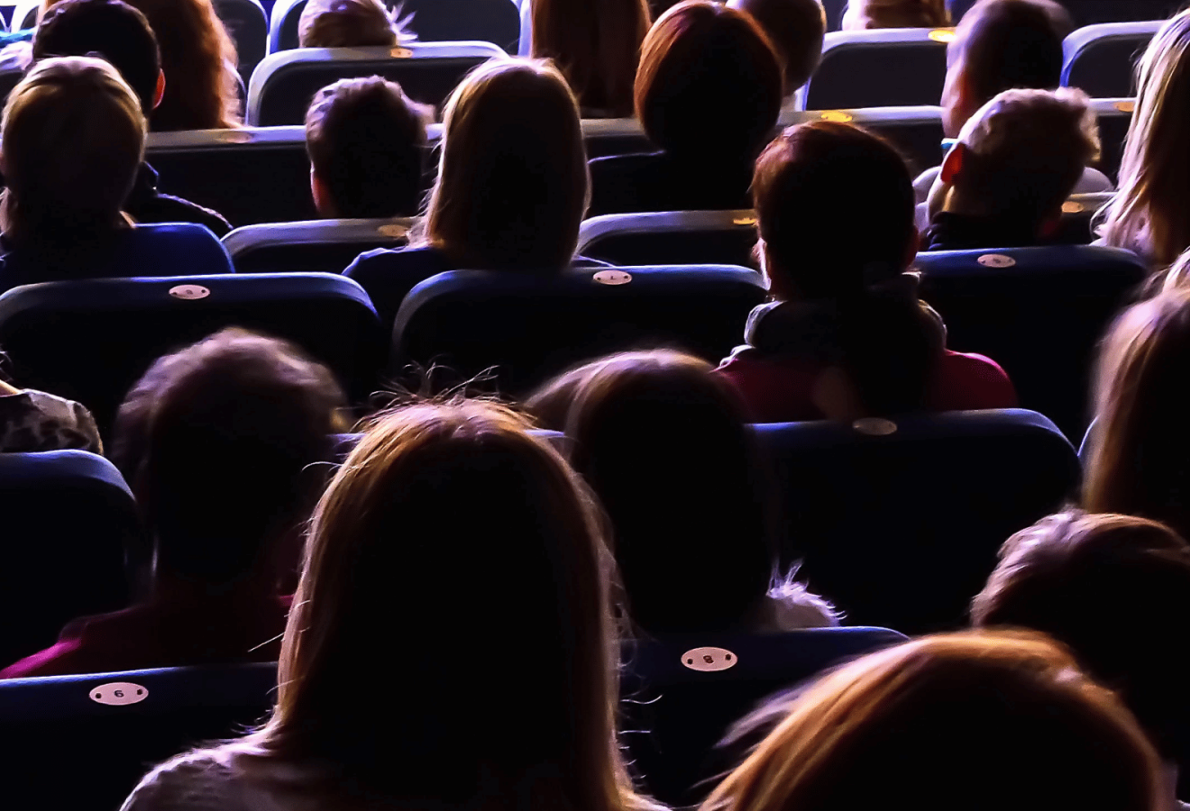 entertainment_blog_audience_theater_performance_movie-min