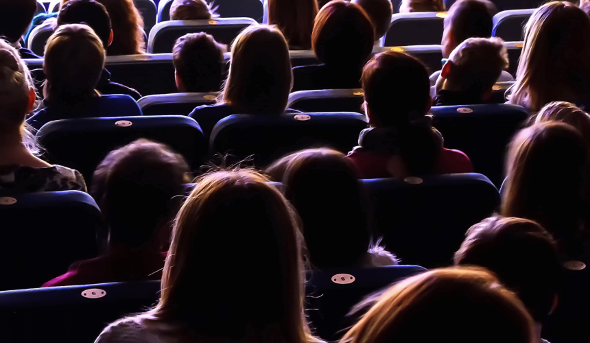 entertainment_blog_audience_theater_performance_movie-min